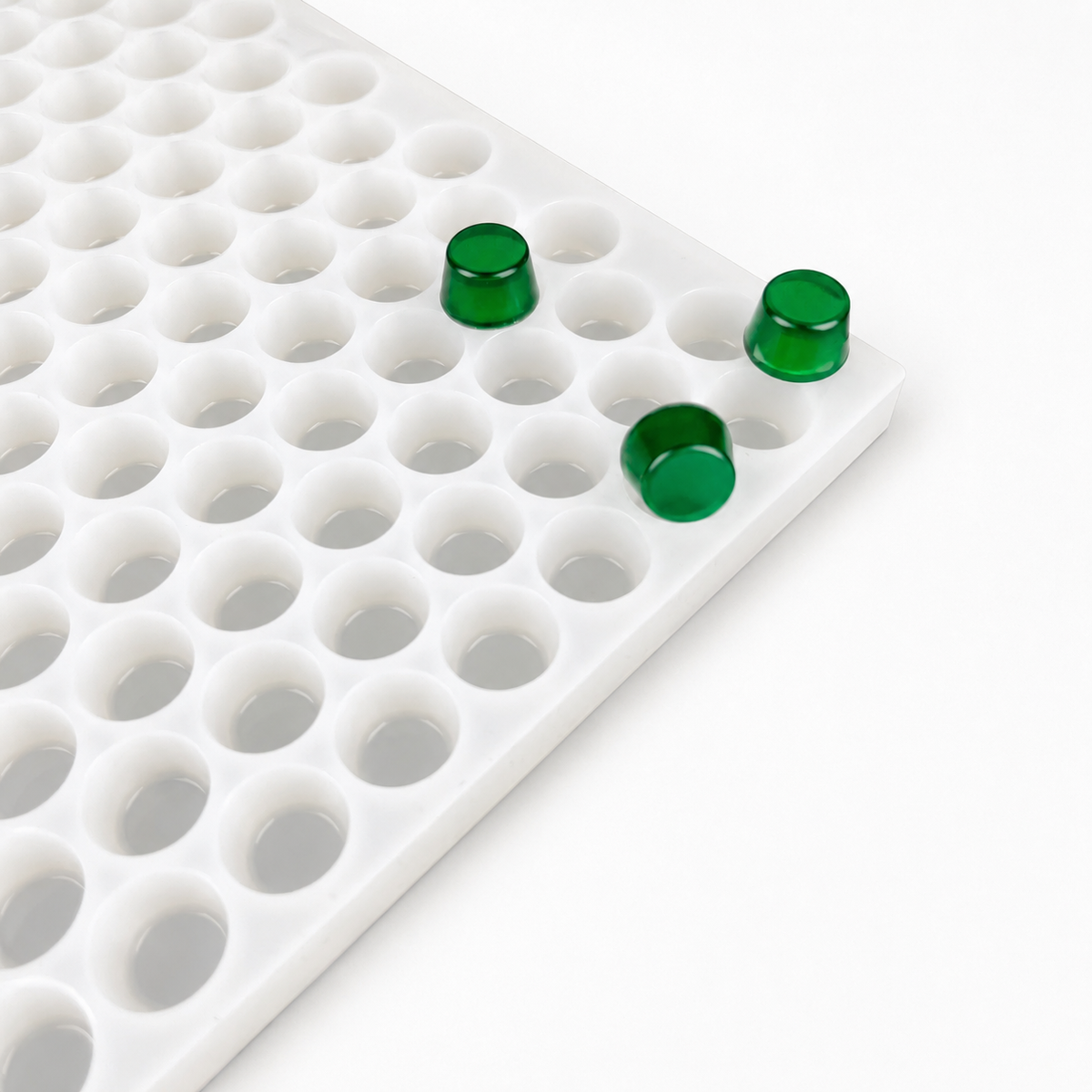 2,9-ml-Silikonform für Würfelgummis mit 391 Kavitäten auf weißem Hintergrund