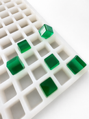 2.85-mL-Würfel-Gummiform, 315 Kavitäten — Schrägansicht mit durchscheinenden smaragdgrünen Gummies