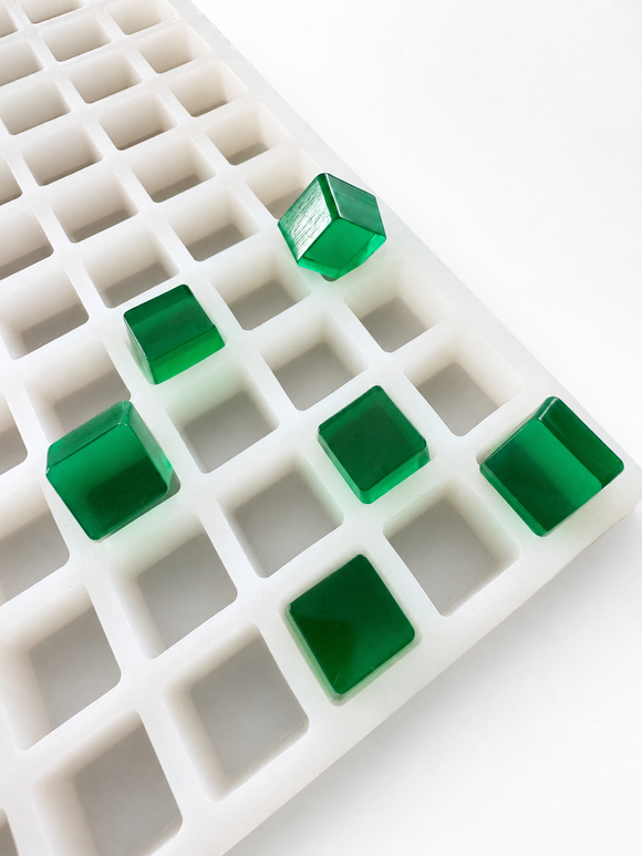 2.85-mL-Würfel-Gummiform, 315 Kavitäten — Schrägansicht mit durchscheinenden smaragdgrünen Gummies