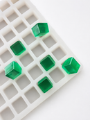 Nahaufnahme der 2.85-mL-Würfel-Gummiform mit 315 Kavitäten, Kavitätentiefe und grünen Gummies