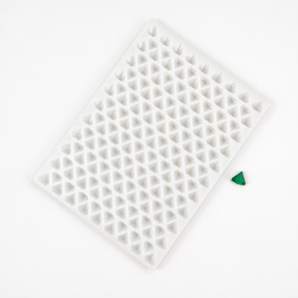2-mL-Diamant-Gummiform, 179 Kavitäten — Schrägansicht mit smaragdgrünem Gummy