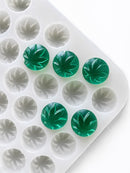 3.1-mL-Blatt-Gummiform, 185 Kavitäten — Schrägansicht mit smaragdgrünen Gummies