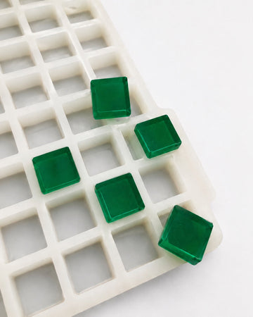 3.2-mL-Würfel-Gummiform, 270 Kavitäten — Schrägansicht mit smaragdgrünen Gummies