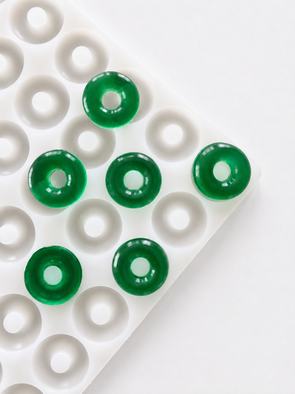 3.4-mL-Pfirsichring-Gummiform - 108 Kavitäten - Schrägansicht, mit smaragdgrünen Gummis, durchscheinend