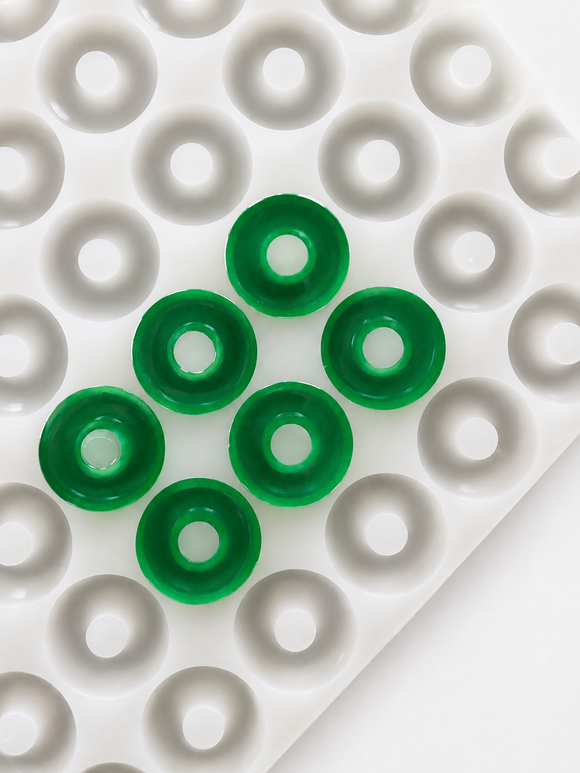 3.4-mL-Pfirsichring-Gummiform - 108 Kavitäten - Nahaufnahme, mit smaragdgrünen Gummis